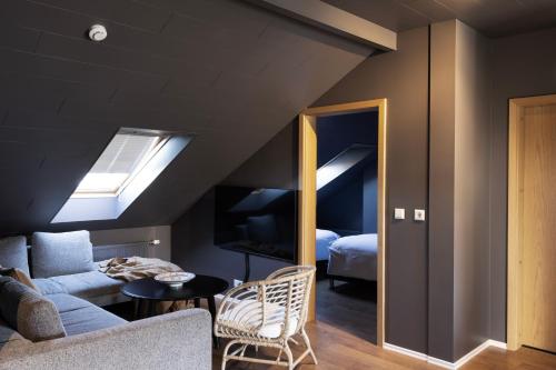 - un salon avec un canapé et un lit dans l'établissement Rey Apartments, à Reykjavik
