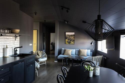 een keuken en een woonkamer met een bank en een tafel bij Rey Apartments in Reykjavík