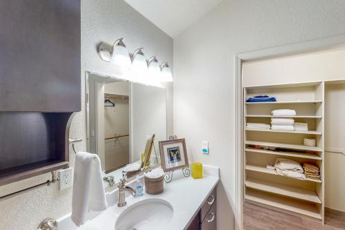 een badkamer met een wastafel en een spiegel bij Nanacitas Casita in Greeley