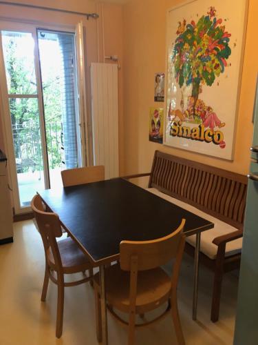 una sala da pranzo con tavolo e sedie neri di B&B Winterthur a Winterthur