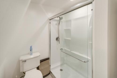 Ένα μπάνιο στο Modern Pine Mountain Club Cabin with Community Pool!