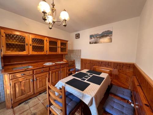 a kitchen with a table and wooden cabinets at Conveniente, tranquilla e accogliente con park in Belluno