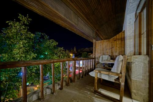 Un balcón o terraza de Holiday Cave Hotel