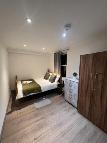 a bedroom with a bed and a dresser in it at 3 Bedroom Flat in King’s Cross, St Pancras’s. 8 People in London