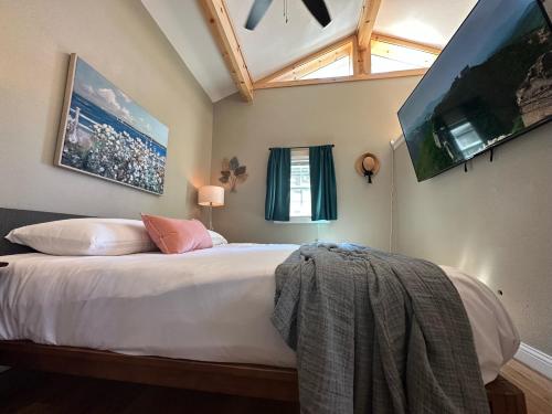 Un pat sau paturi într-o cameră la Luxury Smart Bungalow