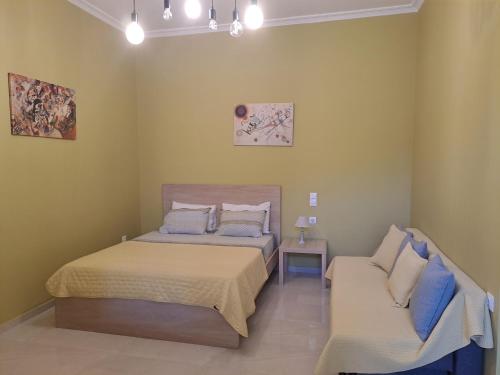 una camera con due letti e una sedia di Vicky's place,near Athens airport a Koropi