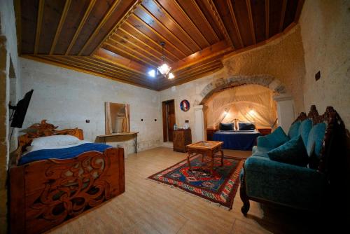 Cama o camas de una habitación en Holiday Cave Hotel