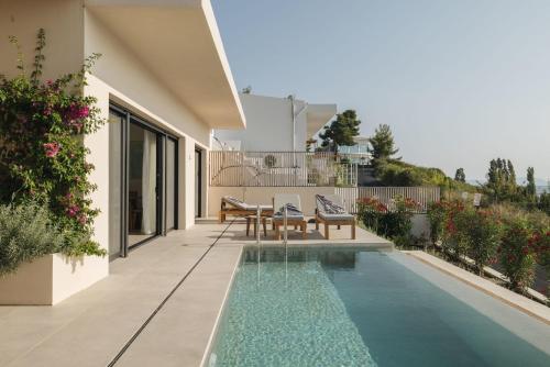 een zwembad in de achtertuin van een huis bij Villa Mare Incredible 3 bed villa private pool in Paleros