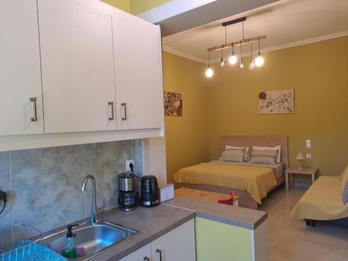 una cucina con un letto in una camera di Vicky's place,near Athens airport a Koropi
