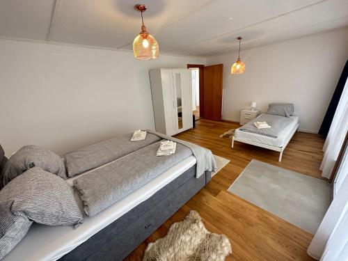 Postel nebo postele na pokoji v ubytování Alpina Appartment Kandersteg