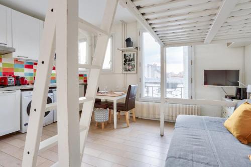une chambre avec un lit et une cuisine avec une table dans l'établissement Studio - Appartement Quartier Tour Eiffel 3 Free Netflix, à Paris