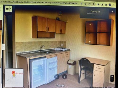 eine Küche mit einer Theke, einem Waschbecken und einem Schreibtisch in der Unterkunft SEYİTLER KÖYÜ ARTVİN MERKEZ in Artvin