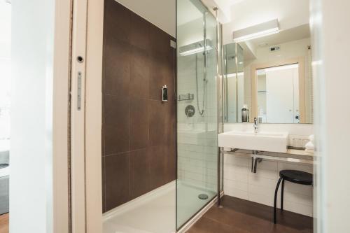 y baño con ducha y lavamanos. en Mod 05 Bike Hotel, en Castelnuovo del Garda