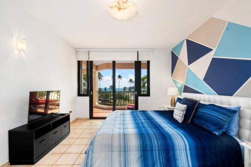 um quarto com uma cama grande e uma televisão em BEACH ACCESS + 3 Pools + OCEAN VIEWS - 2BR In Palmas - Sleeps 7 em Humacao