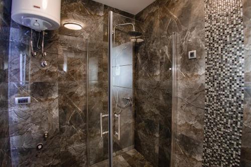 a bathroom with a shower with a glass door at Apartman Nina 2 in Kraljevo