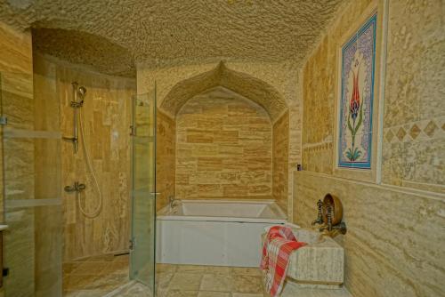 Un baño de Holiday Cave Hotel