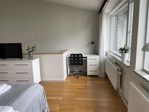 um quarto com uma cama, uma secretária e uma janela em Forenom Serviced Apartments Goteborg A-R Lorents Gata em Gotemburgo