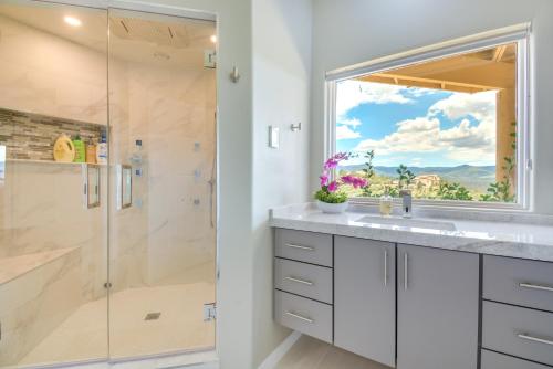 Vonios kambarys apgyvendinimo įstaigoje Luxury Prescott Retreat with Views about 7 Mi to Dtwn!