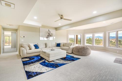 uma sala de estar com um sofá e uma mesa em Luxury Prescott Retreat with Views about 7 Mi to Dtwn! em Prescott