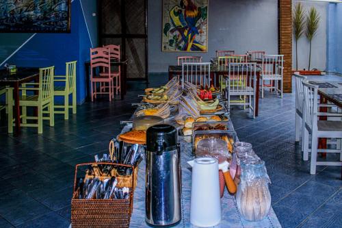 バーハ・デ・サン・ミゲウにあるPousada Sete Maresのレストランのテーブルと食べ物