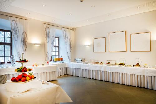 Makanan di atau berdekatan hotel