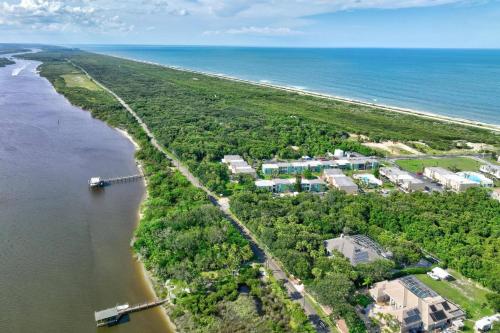 Ormond-by-the-SeaにあるCoastal Haven Condo - Ormond Beach - Beach Access - Poolのビーチと海の空中写真