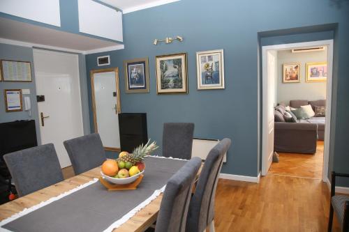 - une salle à manger avec une table et un bol de fruits dans l'établissement Lux Apartment Duje, à Split