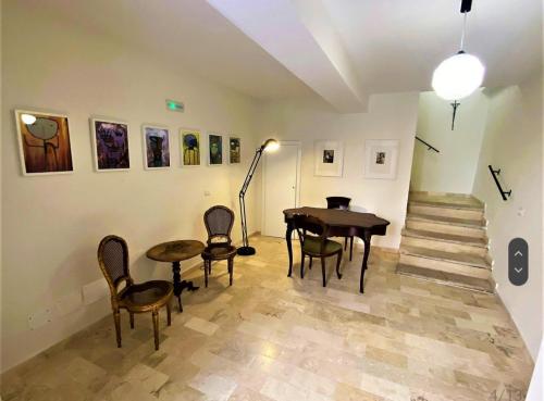 a dining room with a table and chairs and stairs at Casa Vittorio Emanuele in Fiuggi