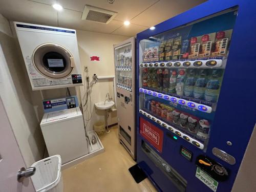 una máquina expendedora en una sala de emergencia del hospital en Hotel Axia Inn Kushiro en Kushiro