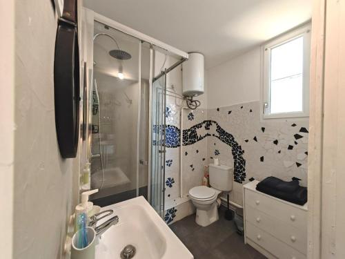 a bathroom with a sink and a shower and a toilet at Le Cocon du Pré-Saint-Gervais in Le Pré-Saint-Gervais