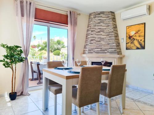 Χώρος καθιστικού στο CASA TÔMBUA - Pool - Beach & Center 300m - AC - WiFi