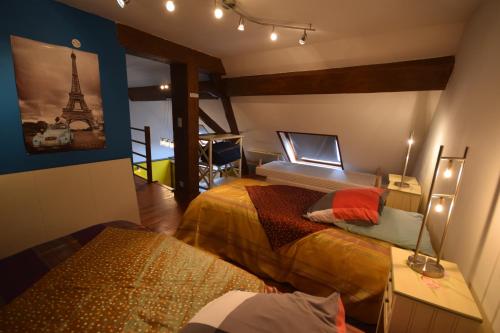1 Schlafzimmer mit 2 Betten und einem Fenster mit Blick auf den Eiffelturm in der Unterkunft Le Chateau De Frankie spas-saunas in Grand-Reng - Erquelinnes