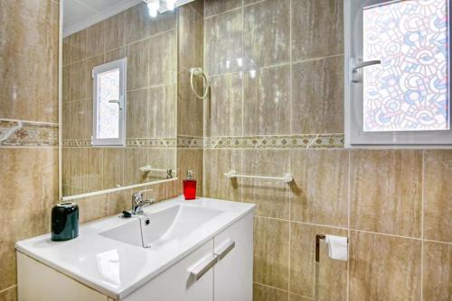 uma casa de banho com um lavatório e um espelho em Relax Les Palmeres em Valência