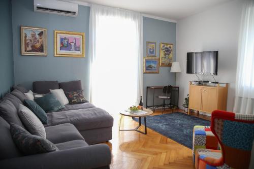 - un salon avec un canapé et une télévision dans l'établissement Lux Apartment Duje, à Split