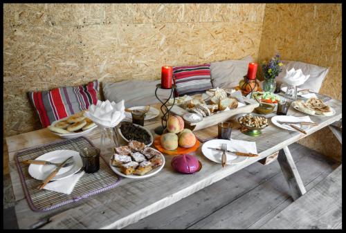 stół z wieloma różnymi rodzajami żywności w obiekcie Snoveli Kazbegi w mieście Sno