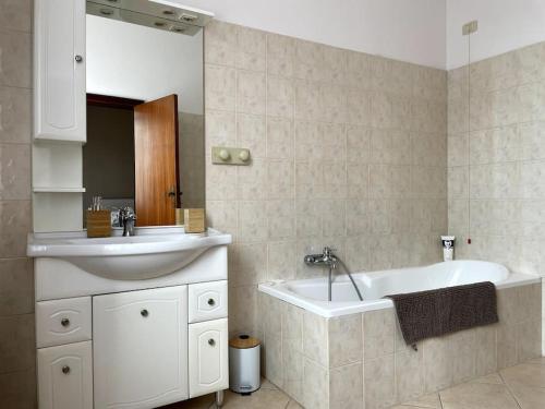 La salle de bains est pourvue d'un lavabo et d'une baignoire. dans l'établissement Casa Isore con 3 camere da letto, à Pesaro