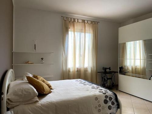 a bedroom with a bed with pillows and a window at Casa Isore con 3 camere da letto in Pesaro