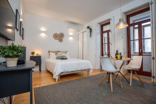 a bedroom with a bed and a table and chairs at Host Wise - Peaceful Amazing Apartment - Ace Location in Porto
