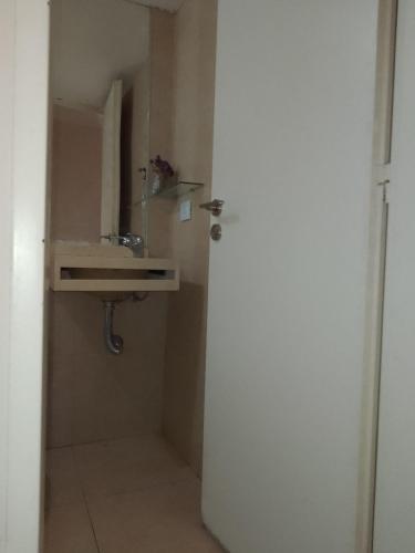 a bathroom with a sink and a mirror at CONFORTABLE DEPARTAMENTO EN BARRIO SUR in San Miguel de Tucumán