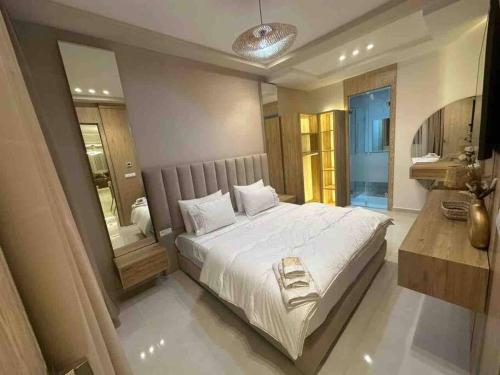 een slaapkamer met een groot bed en een badkamer bij Appartement de Luxe à Tanger in Tanger