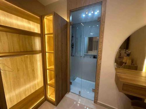 een badkamer met een douche en een glazen deur bij Appartement de Luxe à Tanger in Tanger