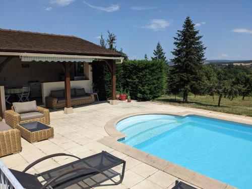 una piscina en un patio con sillas y una casa en Clos du Château - Large House with Private Pool and Valley View, 