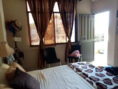 馬查拉的住宿－Espacio familiar Poma，一间卧室设有一张大床和两个窗户。