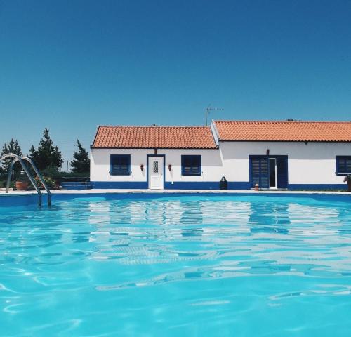 una piscina frente a una casa en Quinta do Cutato - Beatriz Guest House - A2 en Santo Estêvão