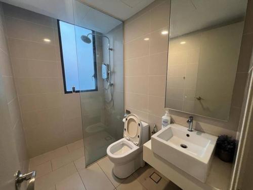 吉隆坡的住宿－[PROMO]Connected train 2 Bedroom (ABOVE MALL)8，浴室配有卫生间、盥洗盆和淋浴。