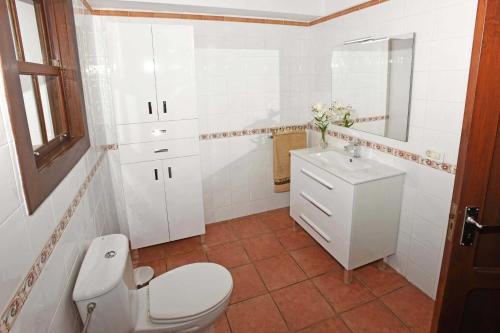 ティハラフェにあるVilla Victoriaのバスルーム(トイレ、洗面台付)
