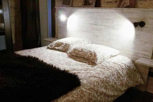 - un lit avec 2 oreillers dans l'établissement LE P'TIT APPART, à Landerneau