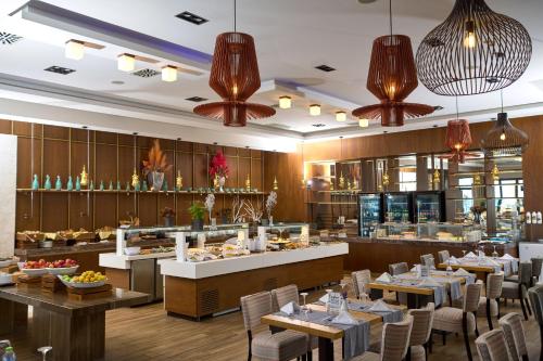 Restoran atau tempat lain untuk makan di Mediterranean Village Hotel & Spa