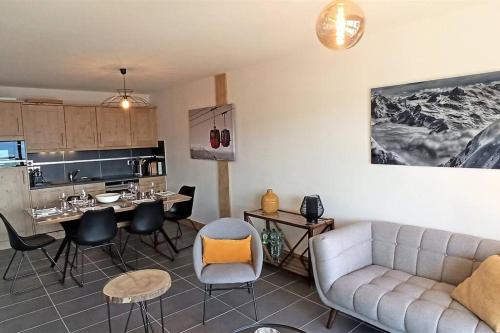 un salon avec un canapé et une table dans l'établissement Paradiski nouveau, calme et ensoleillé vallandry, à Landry