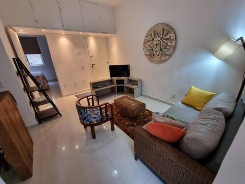 sala de estar con sofá y silla en LINDISSIMO IPANEMA, 2 SUÍTES en Río de Janeiro